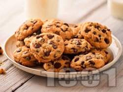 Домашни хрупкави бисквити (сладки) с парченца шоколад - снимка на рецептата